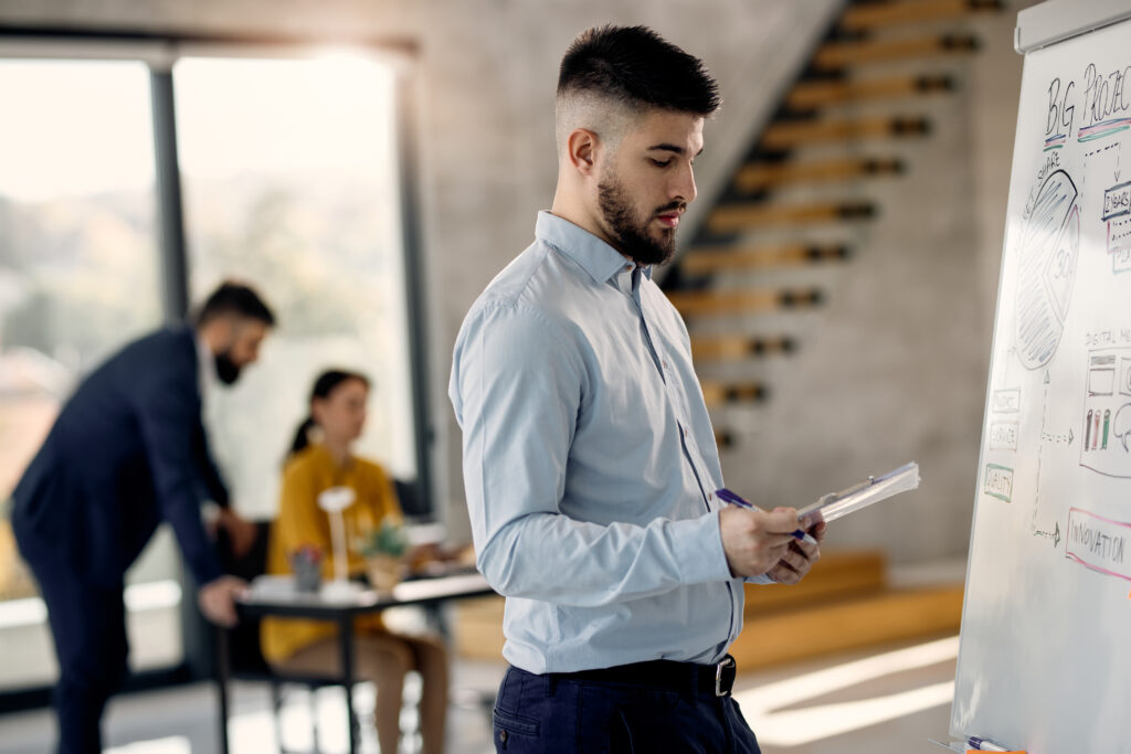 O mindset permite a crença de que habilidades podem ser desenvolvidas com esforço e aprendizado contínuo, beneficiando o Desenvolvimento Pessoal e Profissional.